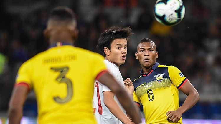 Takefusa Kubo dikawal ketat dua pemain Ekuador dalam fase grup Copa America. Copyright: © Pedro Vilela/Getty Images