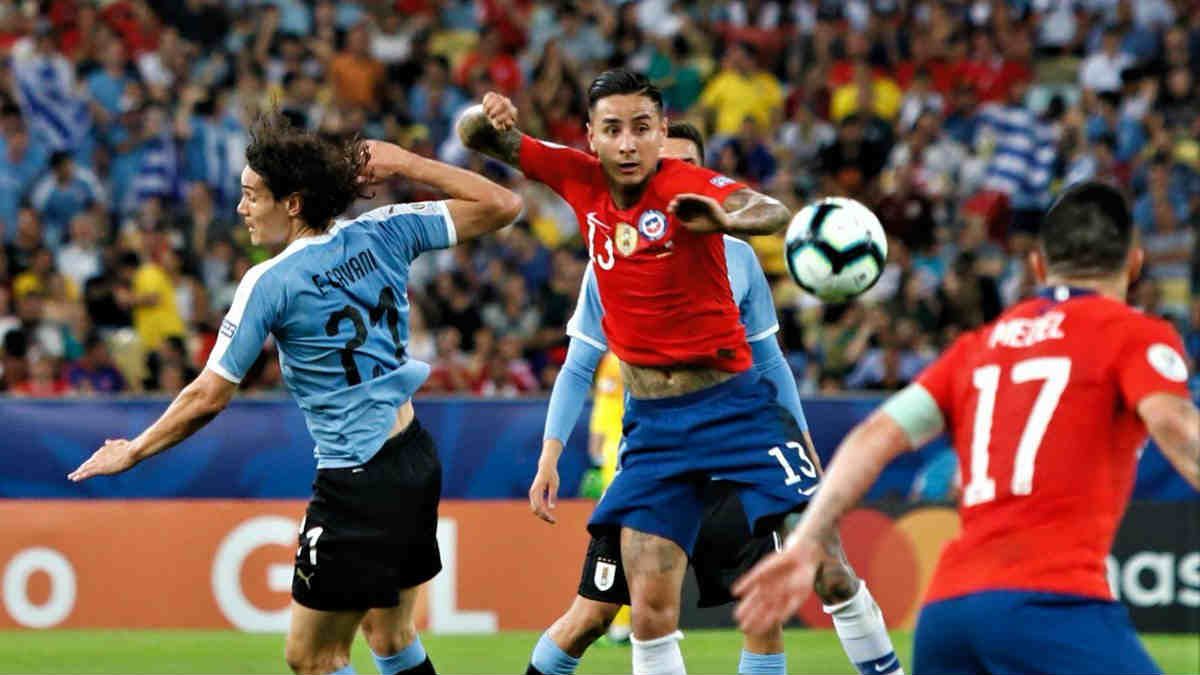 Aksi Cavani pada laga Chile vs Uruguay di Copa America 2019, Selasa (25/06/19). Copyright: © twitter.com/Uruguay