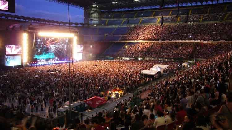 Stadion San Siro ketika dijadikan lokasi konser musik. Copyright: © Hotel Domenichino