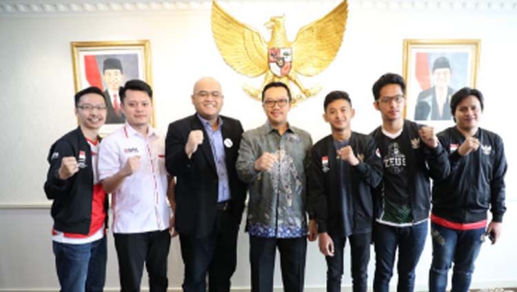 Menpora bersama Tim Esport Indonesia Pro Evolution Soccer Copyright: © Kemenpora