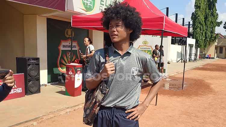 Penampilan fashionable Bagus Kahfi setelah pertandingan melawan Bhayangkara U-18 di Lapangan Polda Jatim, Minggu (23/6/19). Copyright: © Fitra Herdian/INDOSPORT