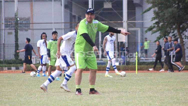 Pelatih Persib Bandung, Robert Rene Alberts menyebut Kalteng Putra sebagai tim yang tidak bisa diremehkan meski baru kalah 0-3 dari Persela Lamongan. Copyright: © Arif Rahman/INDOSPORT