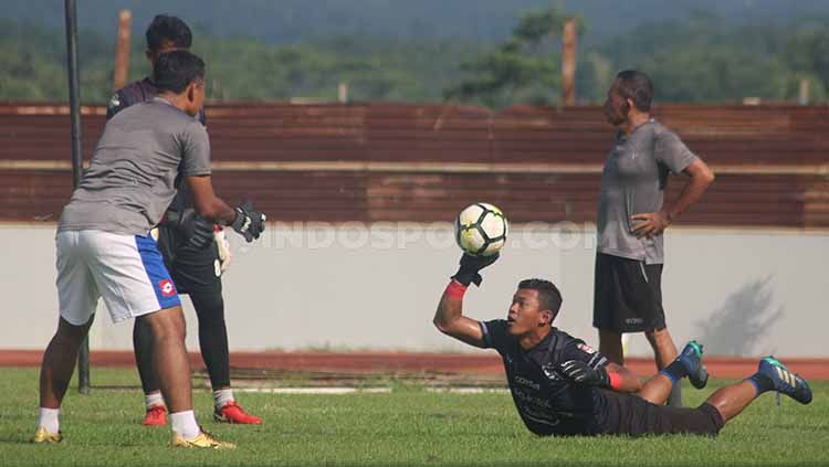 Kiper PSIS Semarang, Joko Ribowo, berlatih di Stadion Moch. Soebroto, Magelang. Copyright: © Ronald Seger Prabowo/INDOSPORT