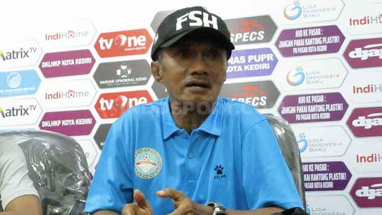 Frans Sinatra Huwae, pelatih Martapura FC mengkritisi wasit yang memimpin laga timnya melawan PSIM Yogyakarta. Copyright: © Ian Setiawan/INDOSPORT