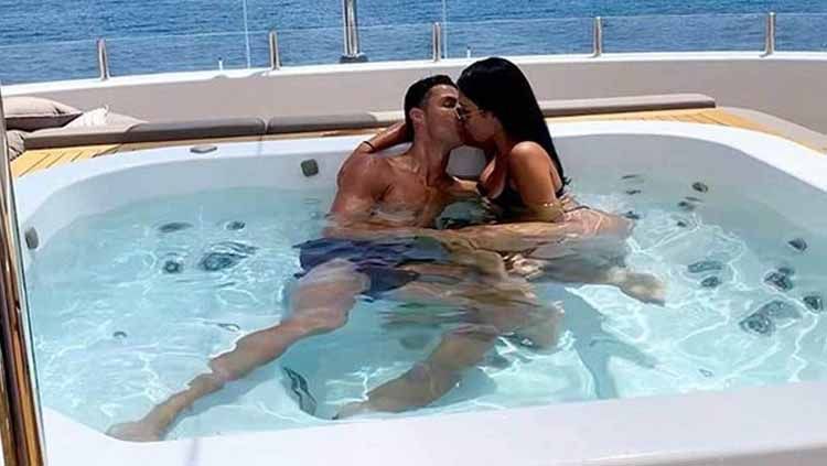Kemesraan Cristiano Ronaldo dan Georgina Rodriguez di bak kolam. Copyright: © marca.com
