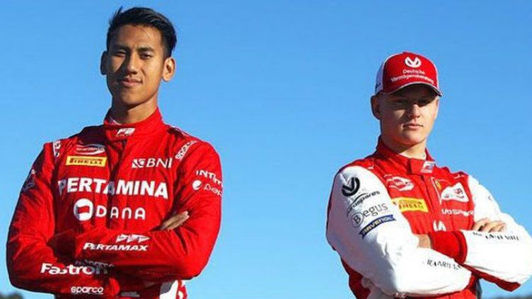 Pebalap Prema Racing, Mick Schumacher, enggan menyalahkan rekan setimnya yang berasal dari Indonesia, Sean Gelael, menyusul tabrakan di GP Prancis. Copyright: © gridoto