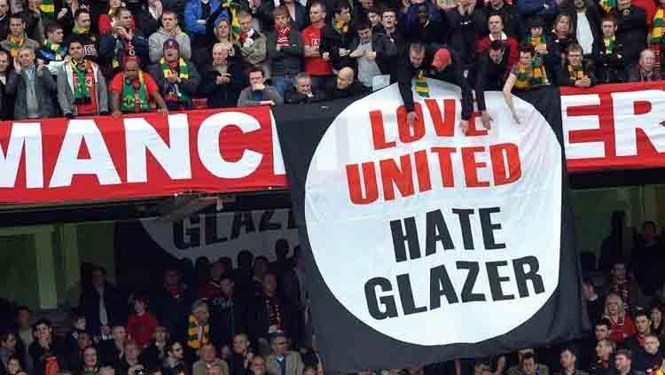 Suporter Man United bentangkan spanduk bertuliskan 'Cinta United, Benci Malcolm Glazer'. Copyright: © @LetsGoArdan21