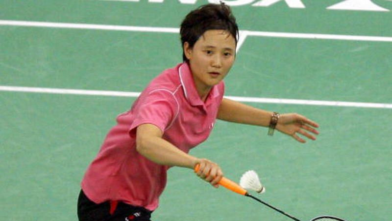 Wang Chen saat masih aktif sebagai pebulutangkis Hong Kong Copyright: © TENGKU BAHAR/AFP/Getty Images