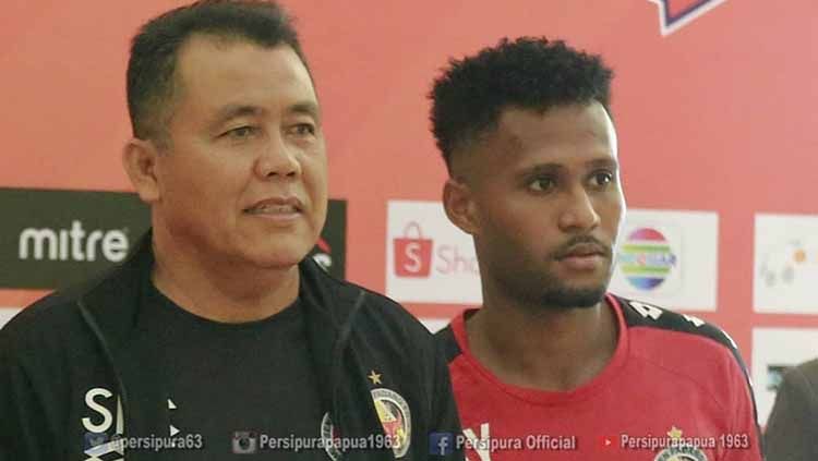 Pelatih Semen Padang, Syafriantk Rusli bersama Pemainnya, Fridolin Yoku. Foto: Media Officer Persipura Copyright: © Media Officer Persipura