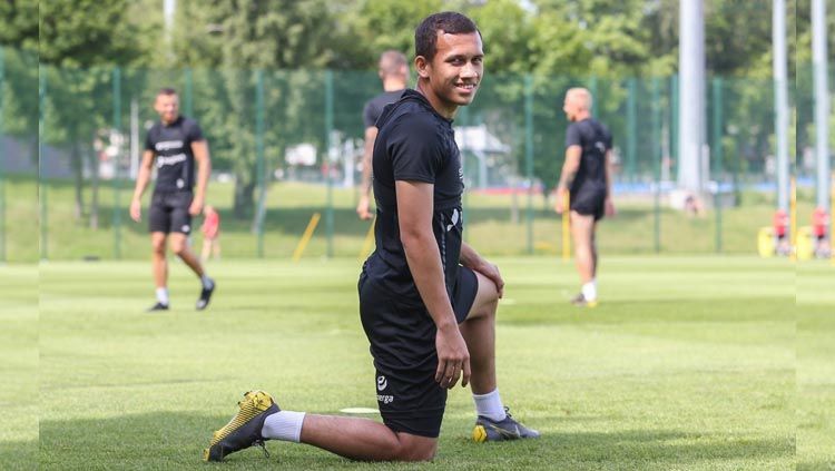 Pemain Lechia Gdansk Egy Maulana Vikri saat menjalani latihan. Copyright: © lechia.pl