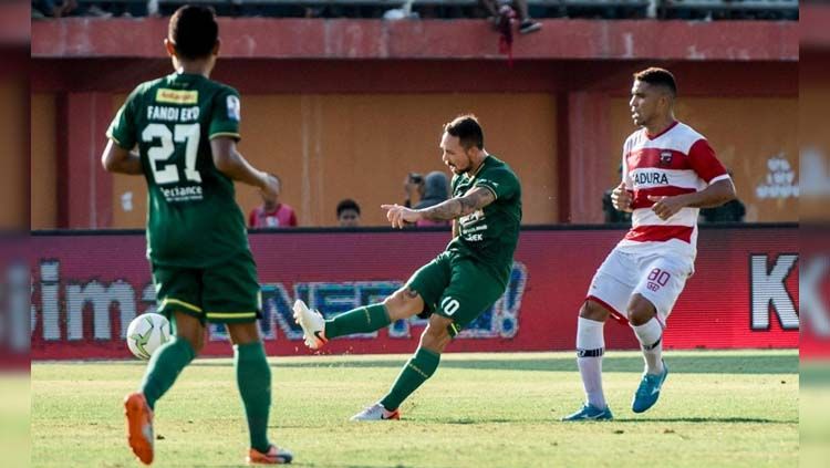 Damian Lizio melepaskan umpan pada laga Madura United vs Persebaya Surabaya di Kratingdaeng Piala Indonesia 2018/2019, Kamis (27/06/19). Copyright: © persebaya.id