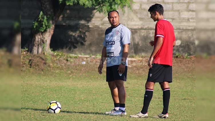 Direktur Akademi Bali United, Wayan Arsana saat memberi pengarahan pada salah satu penggawa tim U-20 dalam sesi latihan di Lapangan Trisakti Legian, Kuta, Badung. Foto: Nofik Lukman Hakim Copyright: © Nofik Lukman Hakim/INDOSPORT