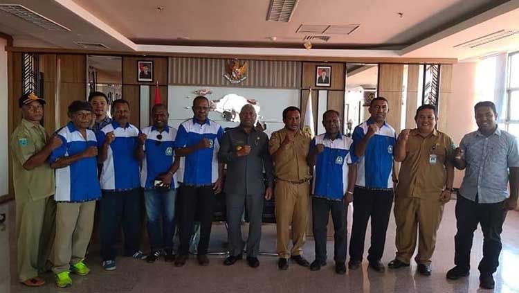 Legenda Persipura, Mettu Duwaramuri (kelima dari kiri) saat berfoto bersama Gubernur Papua Barat, Dominggus Mandacan dan pengurus Asprov PSSI Papua Barat Copyright: © Humas Tim PON Papua Barat