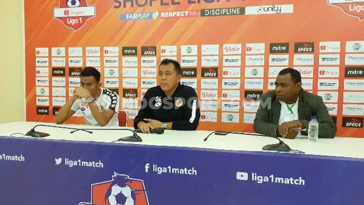 Pelatih Semen Padang, Syafrianto Rusli bersama penjaga gawang Teka Paku Alam saat konferensi pers usai laga. Foto: Sudjarwo/INDOSPORT Copyright: © Sudjarwo/INDOSPORT