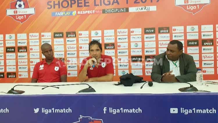Pelatih Persipura, Luciano Leandro bersama kompatriotnya, Andre Ribeiro saat konferensi pers. Foto: Sudjarwo/INDOSPORT Copyright: © Sudjarwo/INDOSPORT