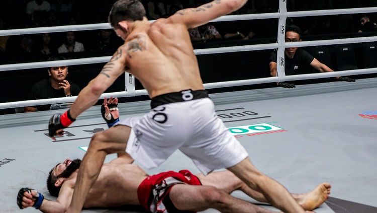 Thanh Le mengalahkan lawannya, Yusup Saadulaev dengan teknik Headkick mematikan hingga membuat lawannya Knock Out (KO). Copyright: © MMA Junkie