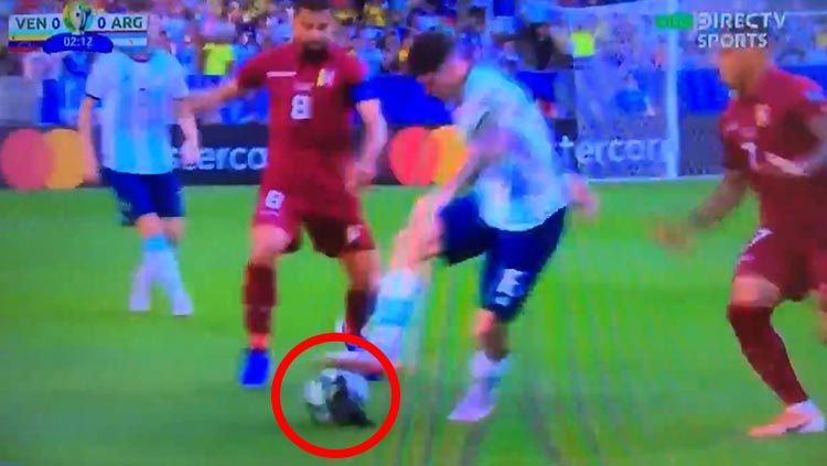 Terdapat burung pigeon (dara) pada laga Venezuela vs Argentina di Copa America 2019, Sabtu (29/06/19). Copyright: © Twitter/@RockyKlopp