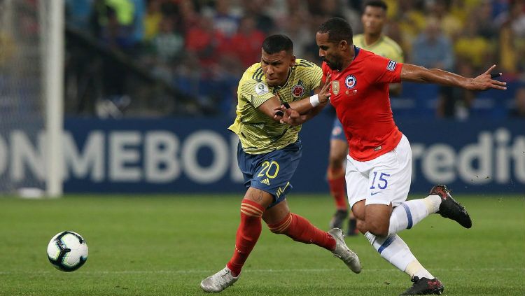 Pemain Chile dan Kolombia saling berebut bola di delapan besar Copa America 2019 Copyright: © twitter.com/si_soccer