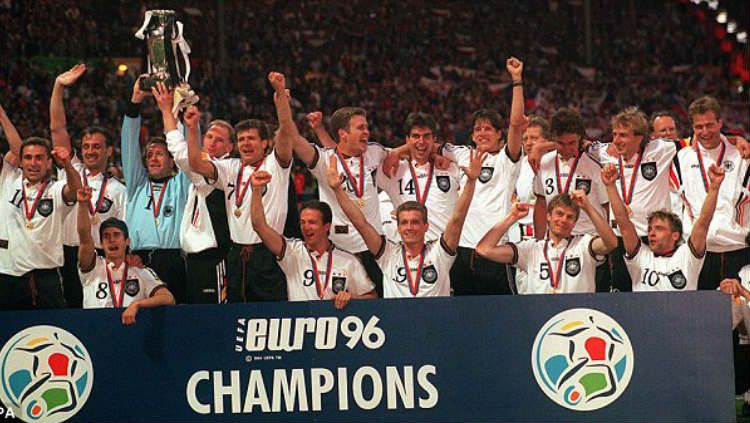 Jerman saat menjuarai Euro 1996 silam usai mengalahkan rep. Ceko di partai final. Copyright: © Daily Mail