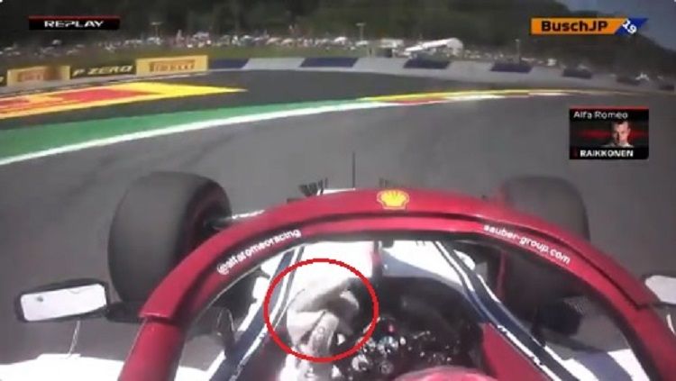 Kimi Raikkonen mengacungkan jari tengah saat kualifikasi GP Austria 2019 Copyright: © Formula 1
