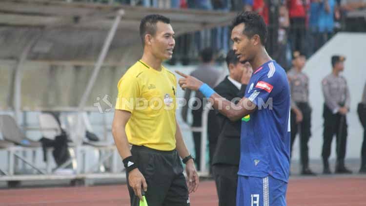 Pemain PSIS Semarang memprotes wasit di Shopee Liga 1, Minggu (30/06/2019). Foto: Ronald Seger Prabowo/INDOSPORT Copyright: © Ronald Seger Prabowo/INDOSPORT