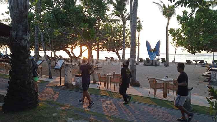 Terlihat beberapa pengunjung sedang jogging di sepanjang pantai Sanur, Denpasar Selatan, Bali, Rabu (26/6/2019) pagi. Foto : Nofik Lukman Hakim Copyright: © Nofik Lukman Hakim/INDOSPORT