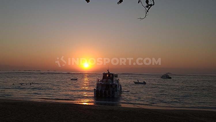 Sebuah kapal yang akan mengangkut wisatawan menuju Nusa Penida, dengan background sunrise. Foto : Nofik Lukman Hakim Copyright: &copy; Nofik Lukman Hakim/INDOSPORT