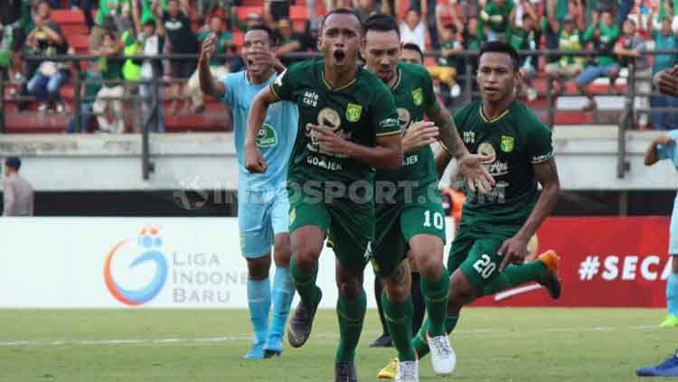 Selebrasi irfan jaya setelah mencetak gol ke gawang persela dimenit 62'. Copyright: © Fitra Herdian/INDOSPORT