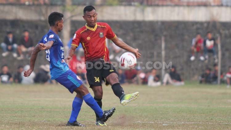 Pemain belakang andalan Persibat Batang Ahmad Taufik saat menghadapi Persiraja di pekan pertama Liga 2 2019 Copyright: © Alvin Syaptia Pratama/INDOSPORT