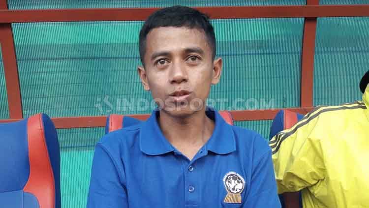 Nur Hadi, asisten wasit berlisensi FIFA yang memberi sosialisasi aturan baru FIFA kepada Arema FC Copyright: &copy; Ian Setiawan/INDOSPORT