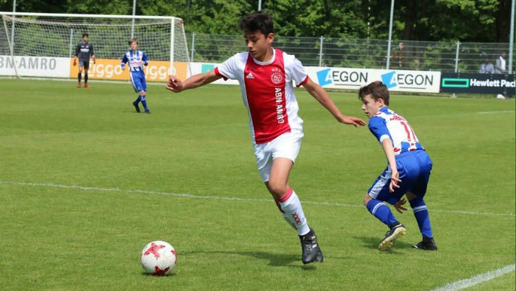 Timnas Indonesia U-19 memiliki opsi pemain Eropa lainnya setelah bek Ajax U-17 Tristan Gooijer (kiri) secara tak langsung menolak gabung bersama Bagus Kahfi dkk. Copyright: © Twitter/@AjaxYA