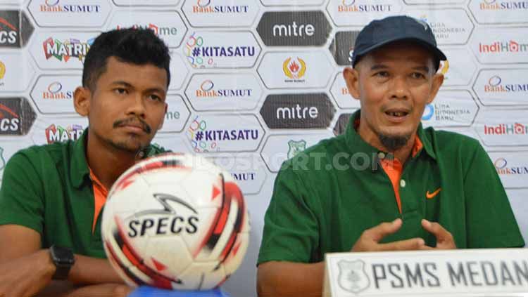 Asisten Pelatih PSMS Medan Edi Syahputra didampingi Ilham Fathoni saat temu pers jelang pertandingan di sekretariat PSMS, Senin (1/7/2019). Foto: Aldi Aulia Anwar/INDOSPORT Copyright: © Aldi Aulia Anwar/INDOSPORT