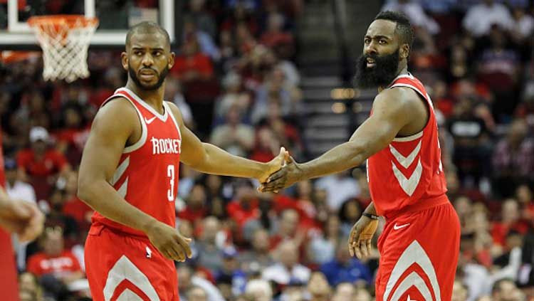 Chris Paul (kiri) dan James Harden, 2 bintang Houston Rockets Copyright: © Tim Warner/GettyImages
