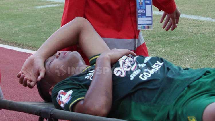Pelatih klub Liga 1 2019 Persebaya Surabaya, Aji Santoso, terus memantau kondisi satu winger lincahnya Oktafianus Fernando, yang baru pulih dari cedera. Copyright: © Fitra Herdian/INDOSPORT
