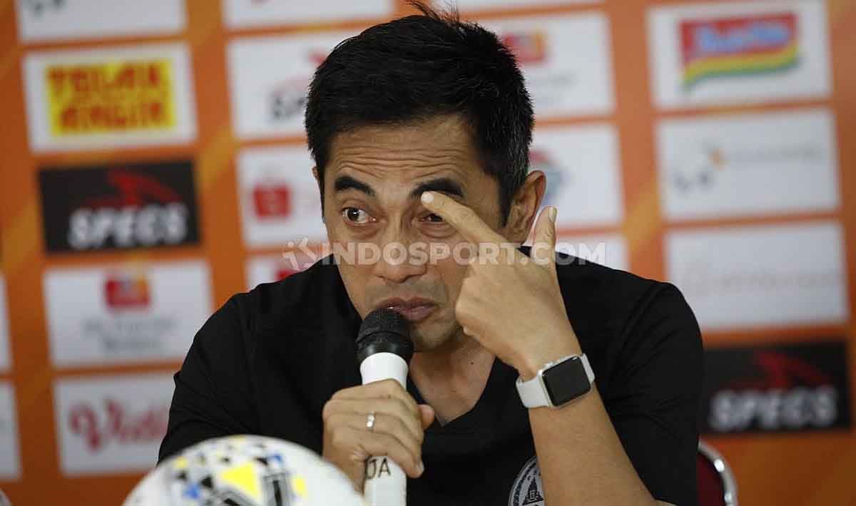 Pelatih PSS Seto Nurdiyantoro dalam jumpa pers pra-pertandingan. Copyright: © Herry Ibrahim/INDOSPORT