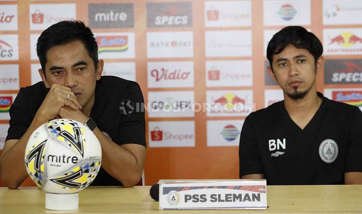 Pelatih PSS Seto Nurdiyantoro, dan pemain PSS Bagus Nirwanto dalam jumpa pers. Copyright: © Herry Ibrahim/INDOSPORT