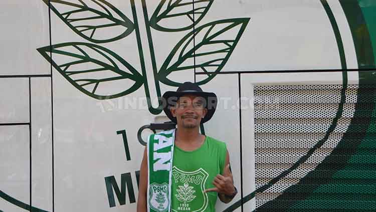Komika sekaligus suporter PSMS Medan, Saut FJ Naibaho atau akrab disapa Pak Baho. Copyright: © Aldi Aulia Anwar/INDOSPORT