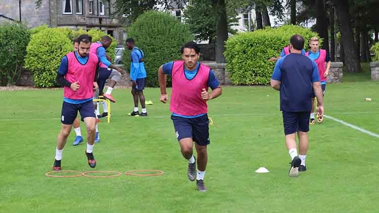 Ezra Walian latihan bersama Tranmere Rovers Copyright: © Facebook Tranmere Rovers