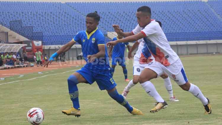 Pemain Blitar Bandung United, Samsul Muhidin Pelu dibayang-bayangi pemain PSPS Riau saat pertandingan Liga 2 2019 di Stadion Si Jalak Harupat Kabupaten Bandung, Selasa (02/07/2019). Copyright: © Arif Rahman/INDOSPORT
