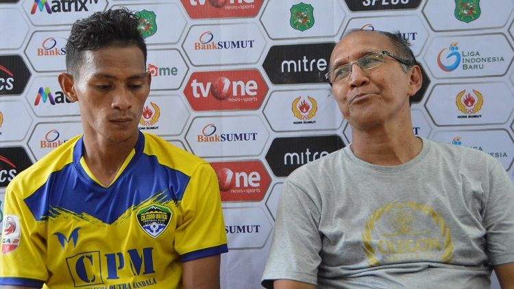 Pelatih Cilegon United, Bambang Nurdiansyah (kanan), dalam jumpa pers usai laga. Copyright: © Aldi Aulia Anwar/INDOSPORT