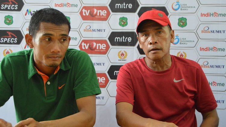 Pelatih PSMS Medan Abdul Rahman Gurning (kanan) ditemani kapten PSMS Legimin Raharjo (kiri) saat jumpa pers usai pertandingan, Selasa (2/7/2019) sore. Copyright: © Aldi Aulia Anwar/INDOSPORT