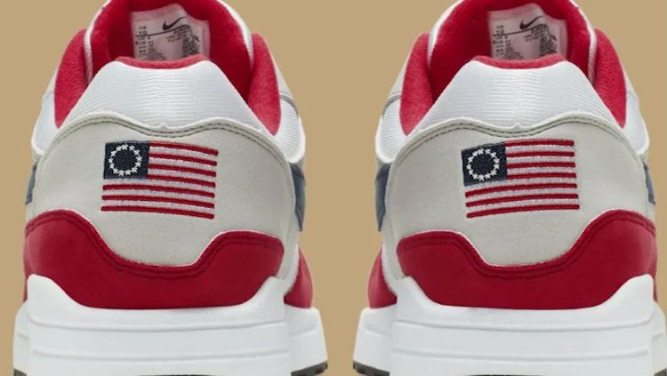 Sepatu Nike yang menjadi kontroversi karena memuat gambar bendera Amerika Serikat yang lama. Copyright: © Nike