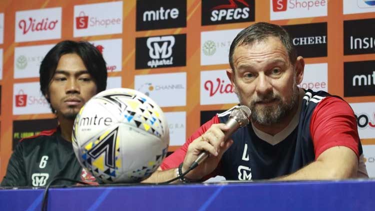 Dejan Antonic dalam jumpa pers jelang laga melawan PSM Makassar Copyright: © Media Officer Madura Unitde