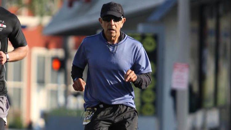 Frank Meza, pelari berusia 70 tahun yang diduga melakukan kecurangan saat lomba lari. Copyright: © Los Angeles Times