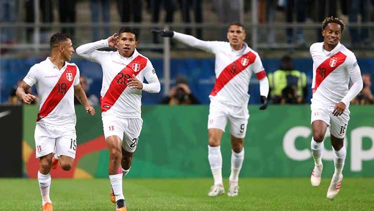Selebrasi pemain Peru Edison Flores usai  mencetak gol pertama timnya pada Semi Final Copa America 2019, antara Chile dan Peru di Porto Alegre, Brasil, Kamis (04/07/19). Foto: Alexandre Schneider/Getty Images Copyright: © Alexandre Schneider/Getty Images