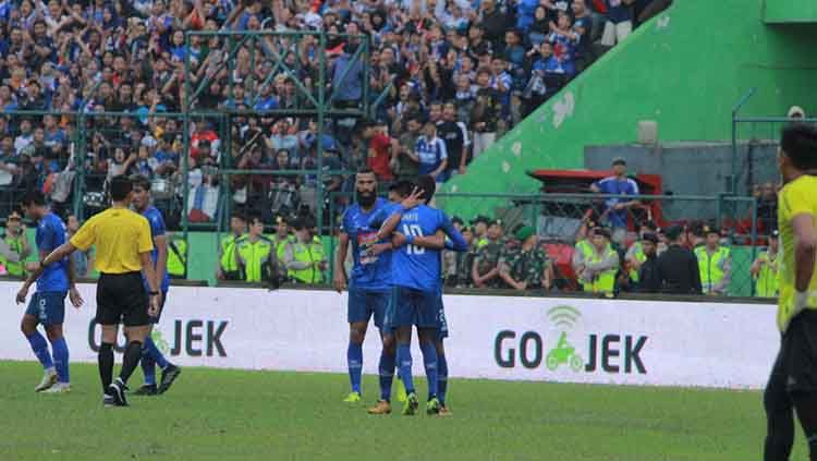 Selebrasi gol Dedik Setiawan atas assist Comvalius di laga Arema FC vs Persipura Jayapura Copyright: © IAN SETIAWAN/INDOSPORT