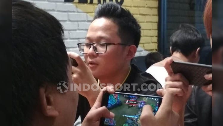 Ilustrasi gamers memainkan game mobile di smartphone Copyright: &copy; Rafika Amalia/INDOSPORT