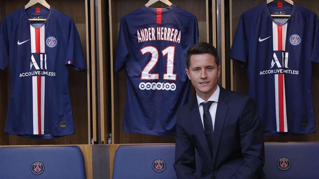 Ander Herrera, saat diperkenalkan sebagai pemain baru Paris Saint-Germain Copyright: © Twitter @AnderHerrera
