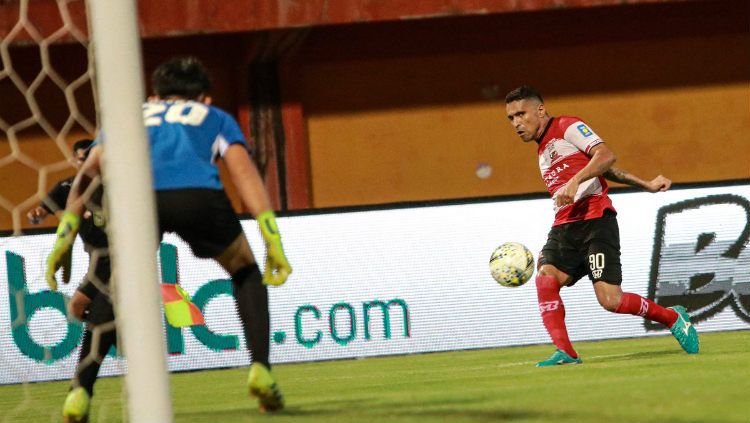 Beto Goncalves melepaskan tendangan pada laga Madura United vs PSM Makassar di Liga 1 2019, Kamis (04/07/19). Copyright: © Twitter/@MaduraUnitedFC