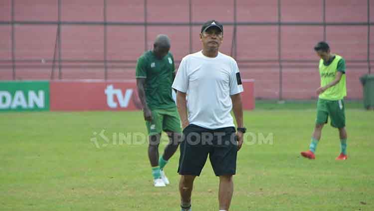Pelatih PSMS Medan Abdul Rahman Gurning memimpin langsung timnya Official Training (OT) di Stadion Teladan, Medan, Jumat (5/7/2019) pagi. Copyright: © Aldi Aulia Anwar/INDOSPORT
